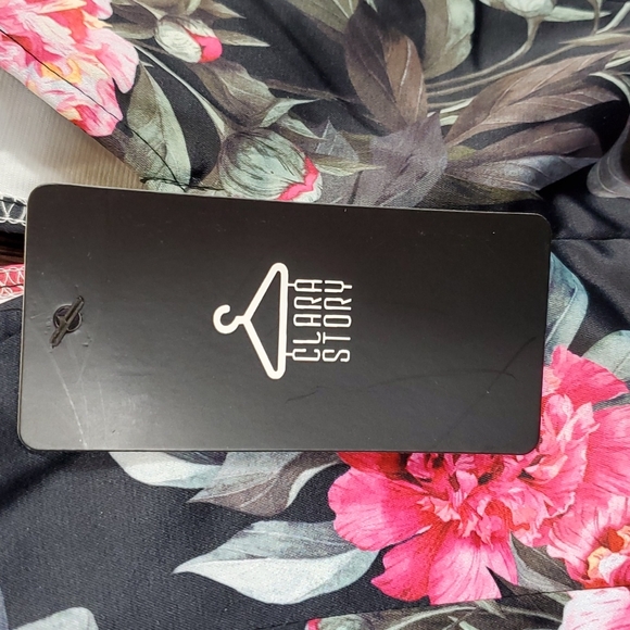 Clara Story Floral Romper - Picture 5 of 8